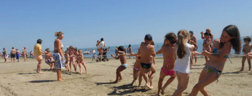 spiaggia bambini tiro alla fune